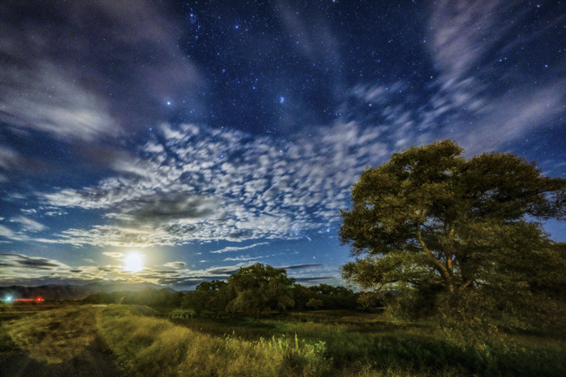 月の出の光の変化と雲の移動が相まって、急速に環境が変化する。レベリング機能は、ラフな地面でも迅速なセッティングを可能にし、シャッターチャンスを逃さない<br><span class="fnt-85">α7R IV / FE 12-24mm F2.8 GM / 12mm / マニュアル露出（F2.8、15秒） / ISO 1600 / WB:4,100K / ソフトフィルター、赤道儀使用</span>
