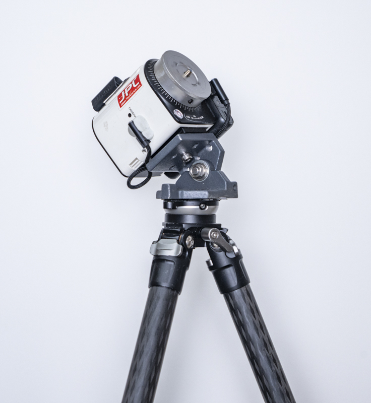 LS-284CEXのレベリングベースに赤道儀を装着した状態