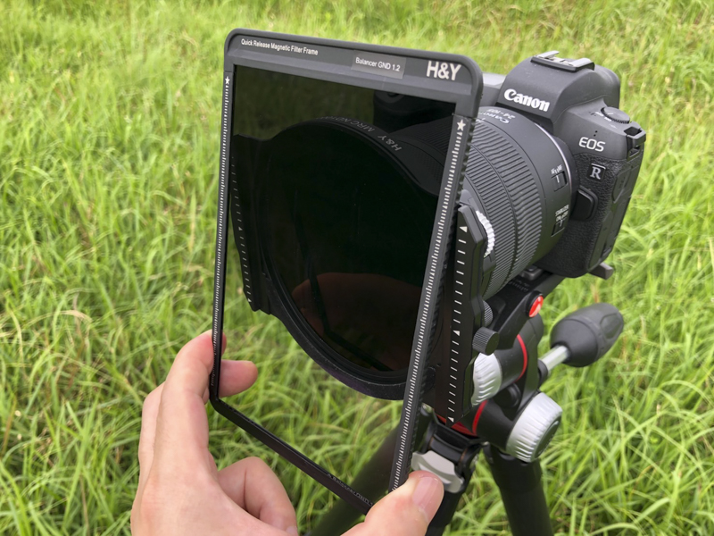 マグネットで固定するので、細かな操作がいらず、夜明け前の富士山撮影など、暗所でもセッティングがスムーズ。また、冬場に手袋をしながらでも操作しやすいこともメリットだ