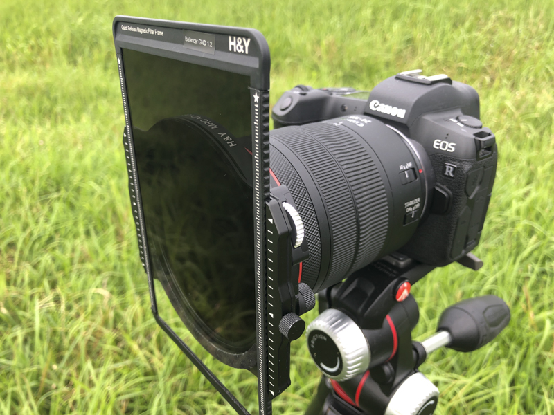 マグネットで固定するので、細かな操作がいらず、夜明け前の富士山撮影など、暗所でもセッティングがスムーズ。また、冬場に手袋をしながらでも操作しやすいこともメリットだ