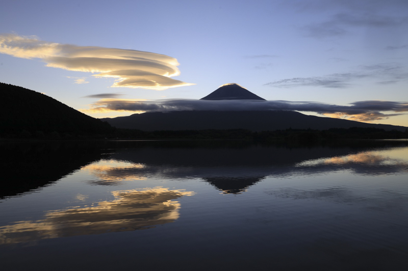 フィルターを使わないと水面が暗く、リフレクションが沈んでしまう。雲も流せず、渦を巻く吊るし雲の動感を伝えられない