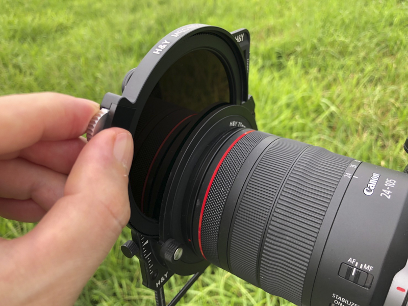 フィルターホルダーにドロップインCPL/ND1000フィルターを装着