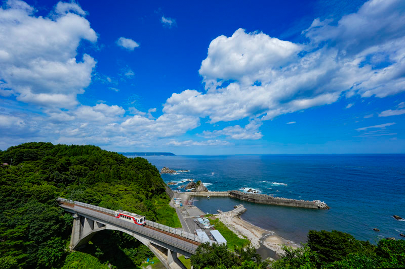 三陸鉄道を代表する絶景スポットといえば大沢橋梁。この絶景を写すために用意したというFE 14mm F1.8 GMで、青い空と白い雲、そして太平洋、目の前に広がるすべてを取り込んだ