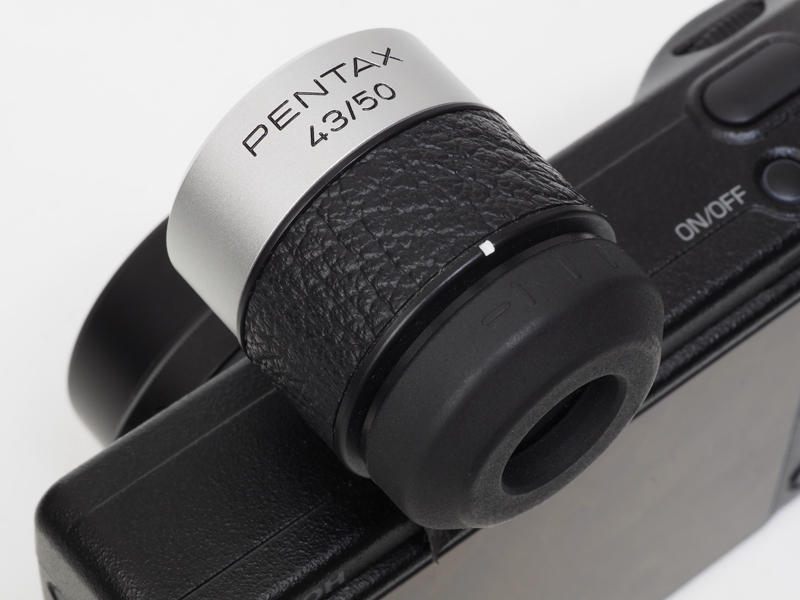 限定発売されたsmc PENTAX-L 43mmF1.9 Specialに同梱されていた外付けファインダーをGR IIIxに装着してみました。43mmと50mmの枠があるので、まるでGR IIIx用に作られたファインダーみたいですね。PENTAXブランドは今やリコーの仲間ですから純正アクセサリー（笑）になります。