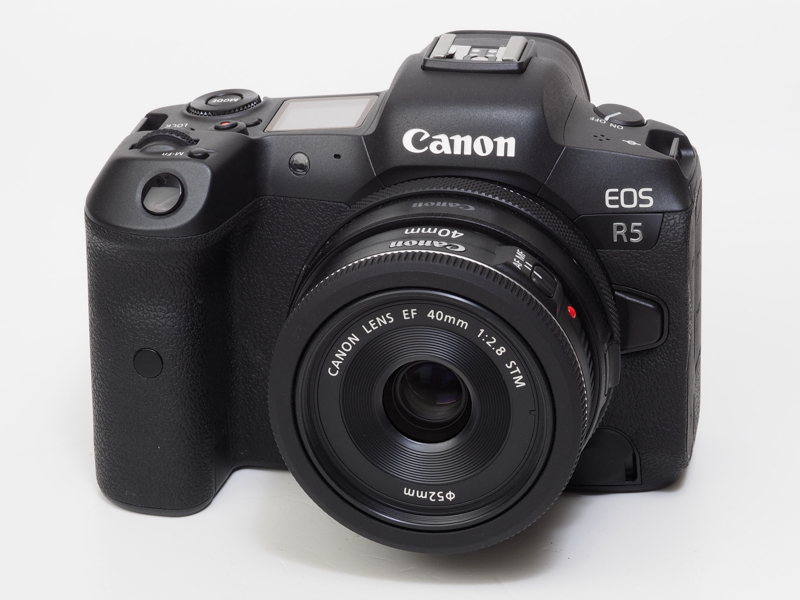 EOS R5にコントロールリング付きの純正アダプターで装着したEF 40mm F2.8 STM。40mm本来のポテンシャルを生かすには35mmフルサイズセンサー搭載のEOSあるいはフィルムEOSを使えばいいわけで、このあたりのフレキシビリティな使用法は、いまやキヤノンが一番ではないかと。デザインのバランスもなかなか良い感じで使いやすいですね。新型RFレンズといっても通用しそうです。しないか。