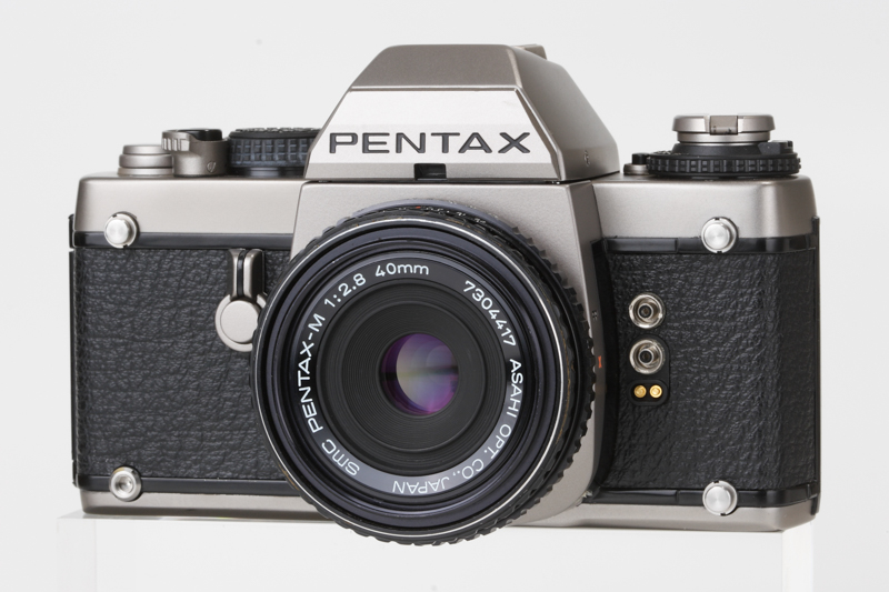 smc PENTAX-M 40mm F2.8つきのペンタックスLXチタン。いや、見せびらかしたいわけじゃないですよ。実際のレンズを探していたら、行方不明で今回の締め切りに間に合わず。以前の写真を引っ張り出してきました。作例なしです。すみません。機会があればまた報告します。