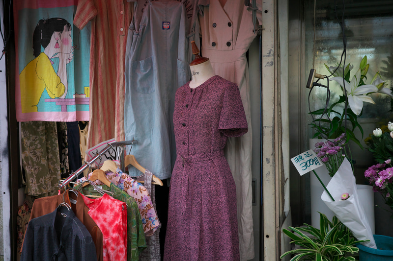 自分の街歩き時の視野と40mmの画角がとても合う感じはしますね。GR IIIxの企画はとても良かったと思います。洋品店のとなりが花屋さんという珍しい光景です。<br>RICOH GR IIIx　GR LENS 26.1mm F2.8（F4・1/200秒）ISO 800