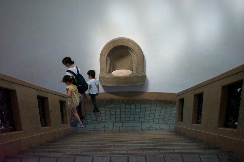 階段下を見下ろすアングルですが、これも自然なパースペクティブです。誇張した感じがありません。肉眼で見つめている感覚です。ISO 6400の設定ですが、この条件でも画質としては余裕ですね。<br>RICOH GR IIIx　GR LENS 26.1mm F2.8（F5.6・1/640秒）ISO 6400