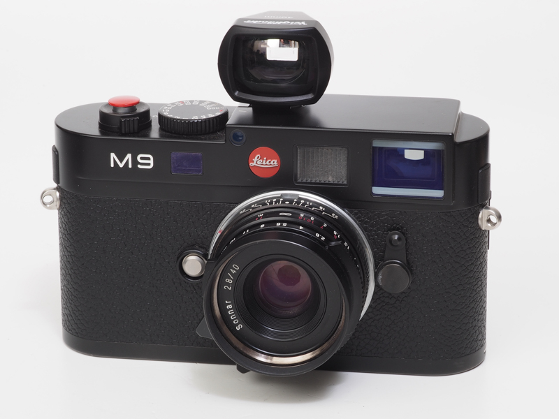 もともと沈胴レンズだったゾナー40mmを固定鏡胴にして、距離計カムを増設ってすごい仕事ですよね。しかもライカスクリューマウントのレンズなのに最短撮影距離は0.7mです。