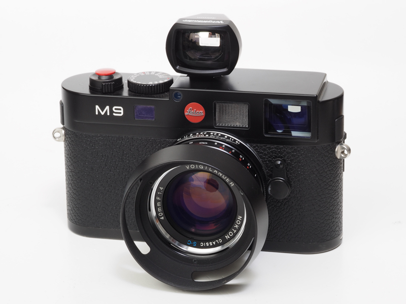 鏡胴は少し太めですが、ライカのズミルックスM 35mm F1.4の古いタイプに少し似ているルックス。専用フードにはスリットもあって、さすがのコシナと唸らせます。誰しもが知るヒットレンズですね。