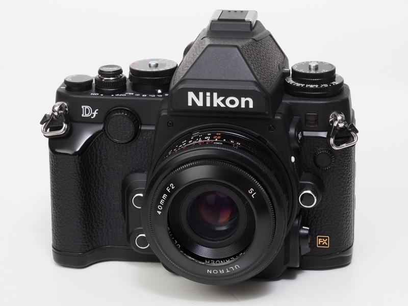 ニコンDfに装着したウルトロン40mm F2。Ai-SタイプなのでCPU内蔵。露出モード各種使えます。パンケーキまでとは言いませんが、小さくて便利。ドーム型のフードも用意されています。