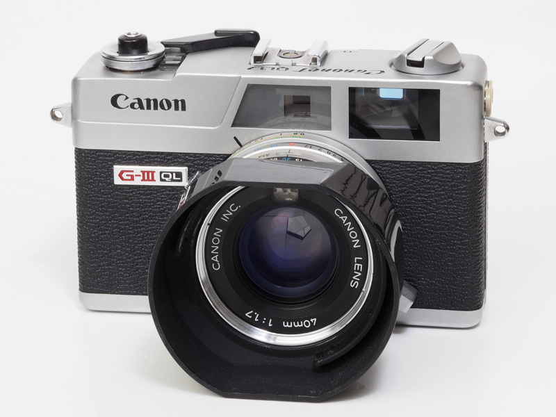キヤノネットGIII 17。製造台数120万台だそうです。クラシックな雰囲気がありますが、優れたデザインのフィルムコンパクトカメラだと思います。距離計内蔵です。1972年から1982年まで生産されたベストセラー機ですが1979年にAFのオートボーイが出てからも現役でした。素晴らしいですね。