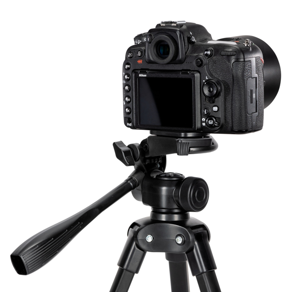 クイックシュー式の3ウェイ雲台が付属する