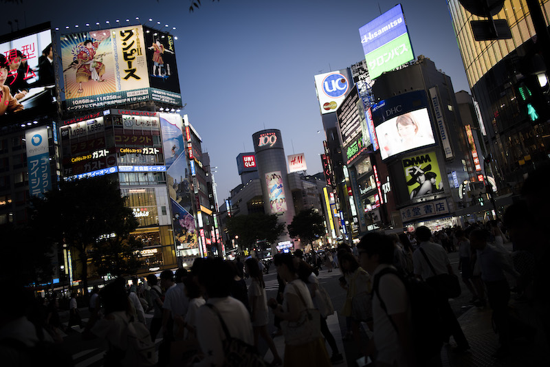 小さく写る看板などの著作物は写り込みとみなされ、著作権侵害という判断にはなりにくい