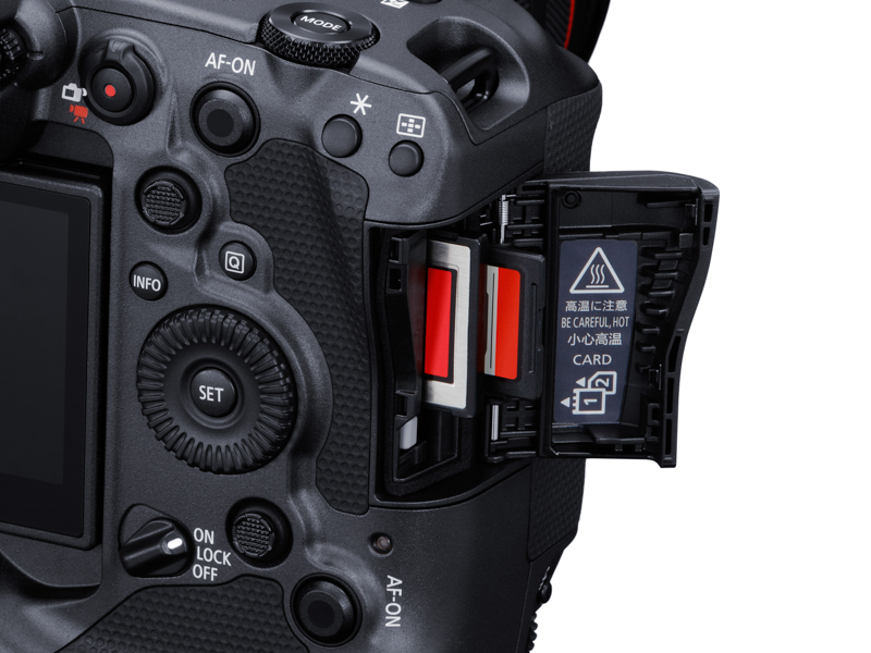 CFexpress Type-BとSDカードのスロットを各1つ備える