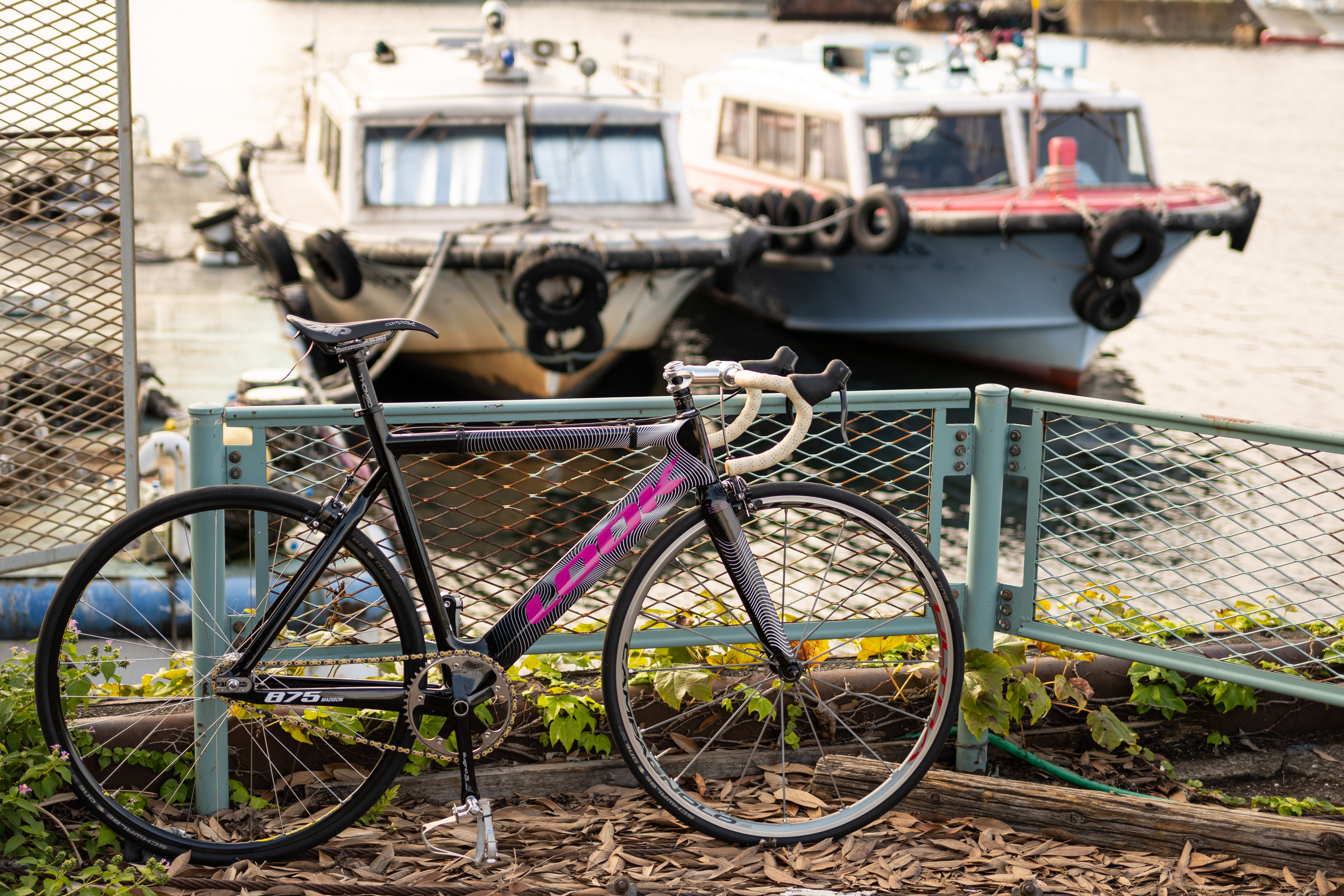 やや引き気味の構図でも背景を明確にボカせる。自転車の車輪のスポーク部は軸上色収差が目に付きやすいのだが、このレンズはよく抑えられている。<br><span class="fnt-85">Z fc / NIKKOR Z 40mm f/2 / 絞り優先AE（F2.0・1/800秒・-0.3EV） / ISO 100</span>