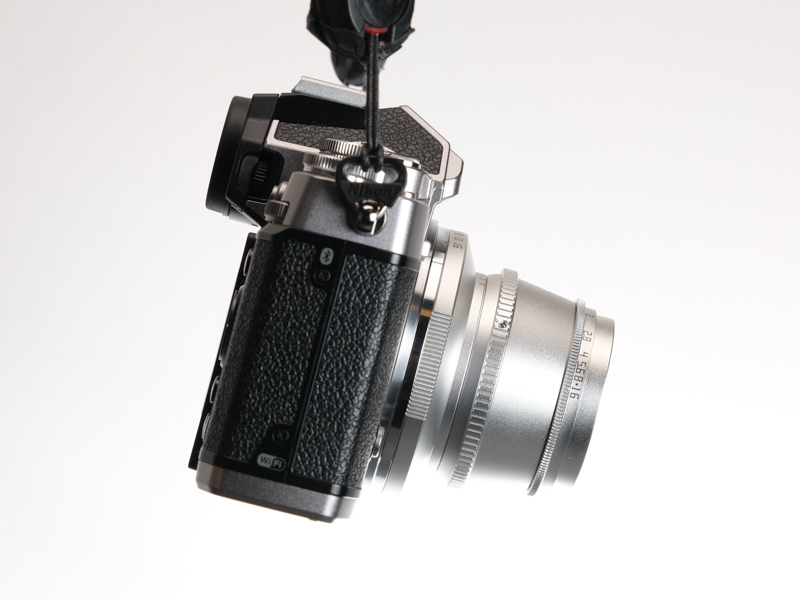 ストラップで下げたときの前傾角度は約14.5度