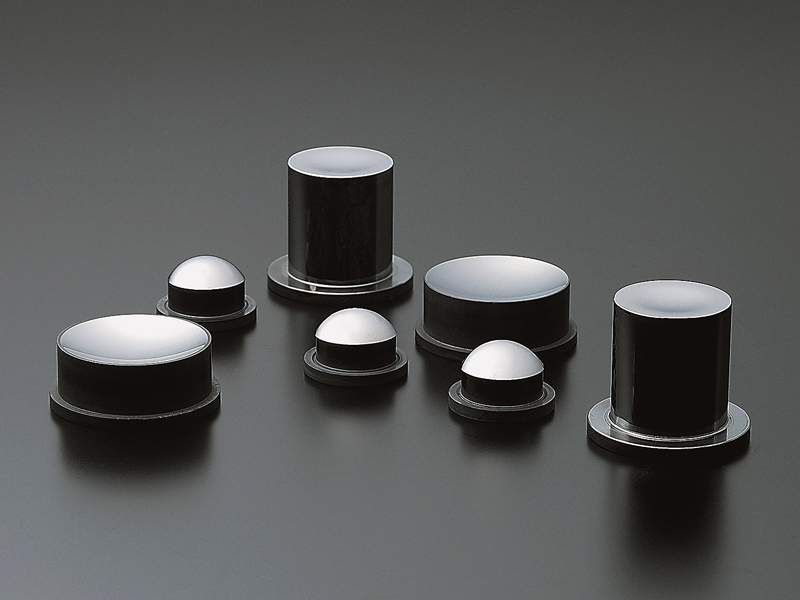 ガラスモールド非球面レンズの金型。加工精度が高いため、鏡のように反射しているという