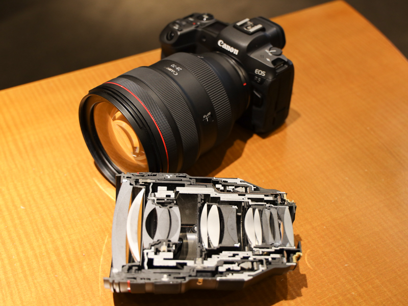 開発の過程ではガラスがどう動くのかを想像しながら“ガラスの気持ちに”なることも重要なのだという。そうした中で技術を向上することにより加工精度を上げたり、コストを下げることに成功してきた。「RF28-70mm F2 L」もそうした進化を経たうえで量産にいたっている。