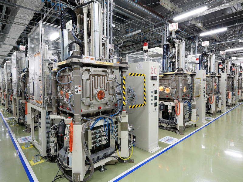 ガラスモールド成形機。加工温度は500～700度の間で、使うガラスの特性によって変わる