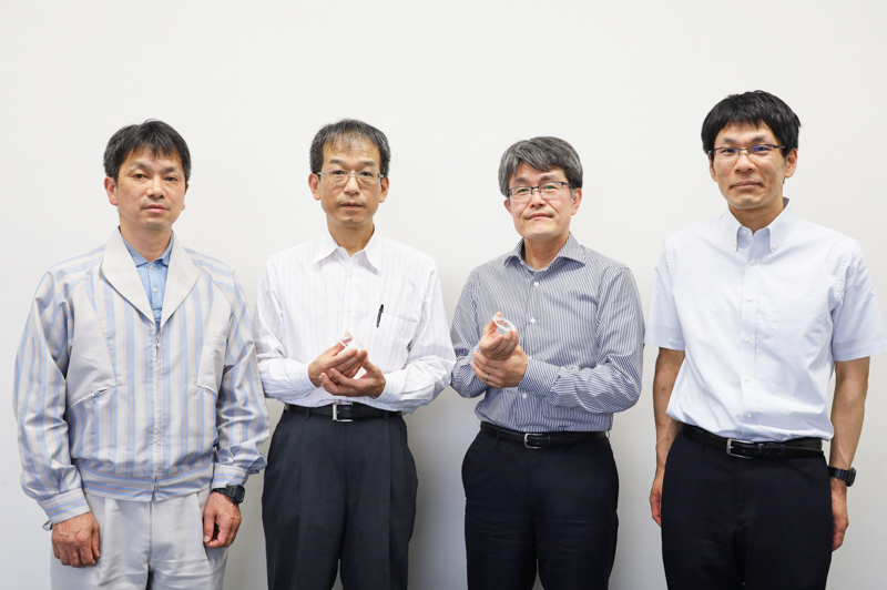 左から、キヤノン株式会社イメージコミュニケーション本部　宇都宮工場 豊田主任<br>キヤノン株式会社イメージコミュニケーション本部　光学技術統括開発センター 西村主幹<br>キヤノン株式会社生産技術開発本部　加工プロセス開発センター 町主席<br>キヤノン株式会社イメージコミュニケーション本部　宇都宮工場 高柳主任