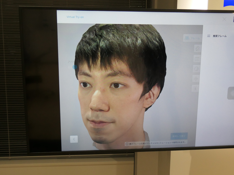 こちらはバーチャル試着の機能。裸眼状態で再度撮影した。iPadの画面をなぞると、3Dで再現された頭部がグリグリ動く