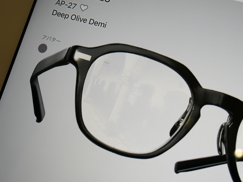 収録されているフレームは、現物を全てドイツに送ってデータ化している。回転させると仮想光源の当たる位置が変わり、実物の質感をイメージできる。レンズに映り込む景色も再現しているコダワリ