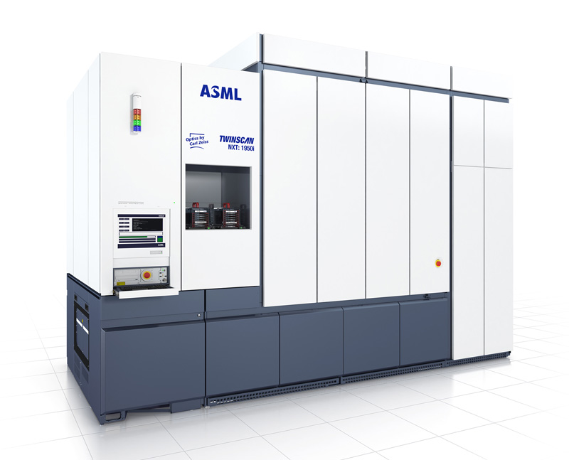 カールツァイスは1983年からオランダのASML社とのパートナーシップを結んでいる。そのためASMLの機械には”Optics by Carl Zeiss”のマークが