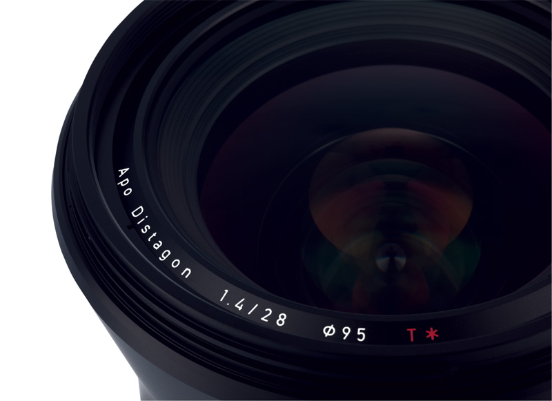 例えば、Otus 1.4/28には“Apo Distagon”と記されている