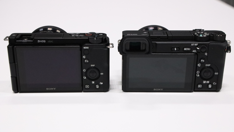 左が「ZV-E10」、右が「α6400」