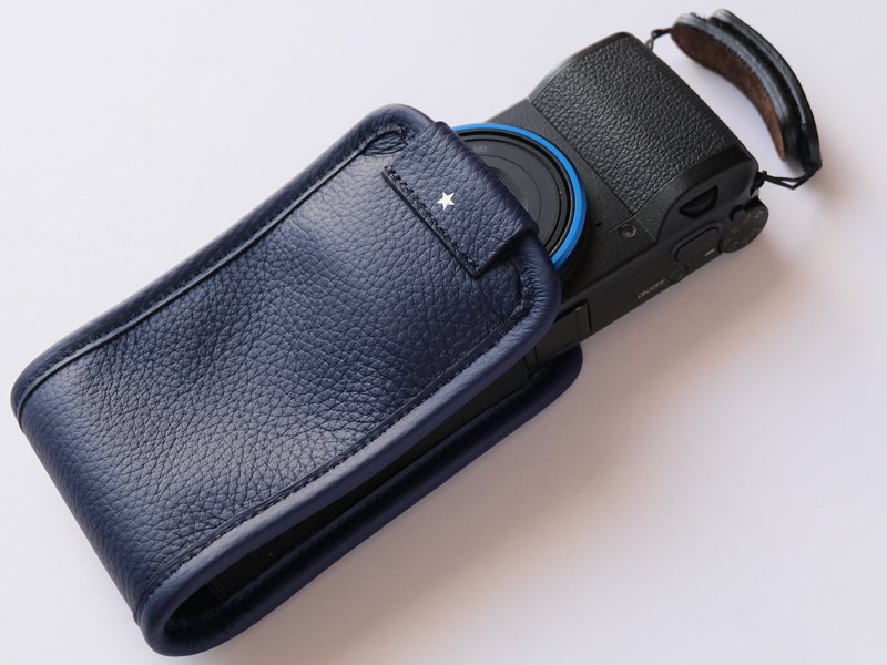 RICOH GRシリーズ用フィンガーストラップ「IND-GRFS」を装着した状態での使用を想定している