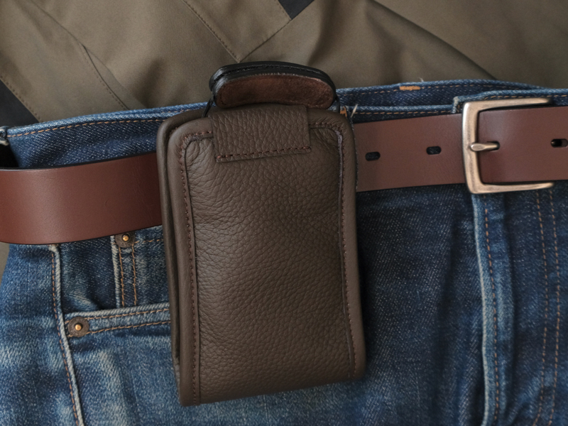 ケース背面にはベルトループを備えた