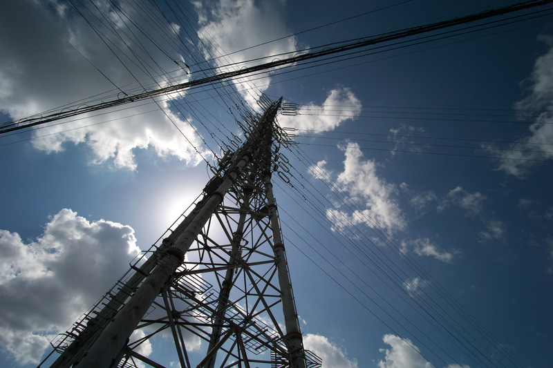 個人的には超広角らしさって、そのパースペクティブを打ち消すことだけを常に考えているのですが、たまには逆張りということで思い切り送電線を見上げて撮影してみましたが、素晴らしい描写です。今度からもう少しクセを出して撮ってやろうかと。<br>ライカM9　SUPER WIDE-HELIAR 15mm F4.5 Aspherical III（F8・1/3,000秒）ISO 200