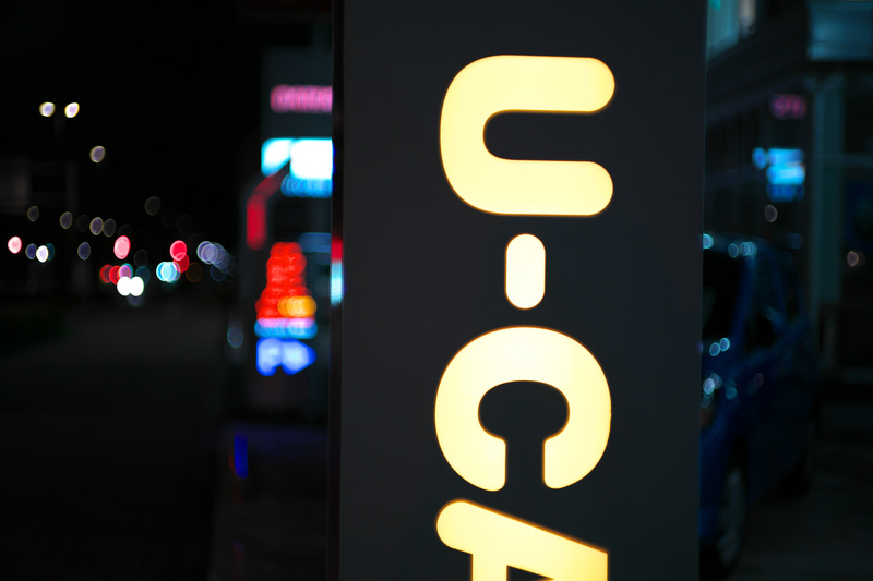 ネオン看板にフォーカスを置いてみましたが、期待するほど大きく滲みませんでした。背景の点光源の形はかなりヘンですけども。私は何を期待して写真を撮っているのでしょうか。<br>ライカM10-P　HELIAR classic 50mm F1.5 VM（F1.5・1/180秒）ISO 400