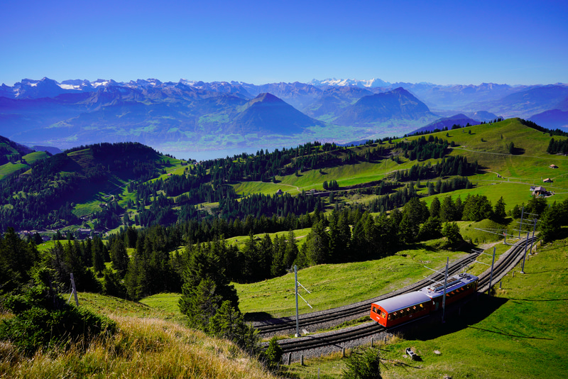 ソニーα7R III　FE 24mm F1.4 GM（24mm）　絞り優先オート（F4.5、1/2,500秒）ISO 200　WB：太陽光　風景