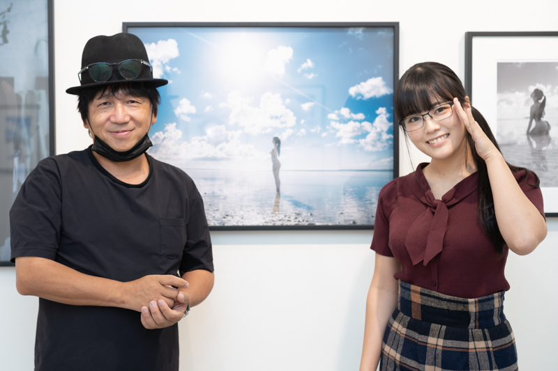 コバヤシモトユキさんが“人生で語りたい写真”と評す作品の前で。ぜひプリントされた作品を会場でご覧いただきたい