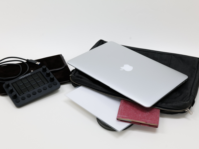 薄マチのブリーフケースにも余裕で収まる。ポーチなどに入れて持ち運べばデバイス本体はもちろん、パソコンを傷つけてしまうこともない。コンパクトなのでクッション性のある巾着のようなものでも十分に収納できる