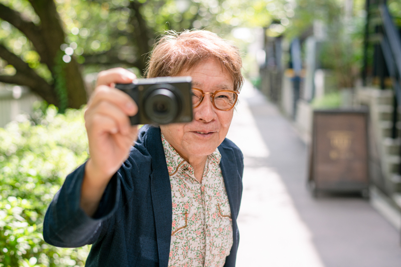 <b><span class="fnt-120">ハービー・山口</span></b><br>1950年、東京都生まれ。大学卒業後の1973年にロンドンに渡り10年間を過ごす。多くの作品をモノクロームの、スナップ・ポートレイトというスタイルで残している。その優しく清楚な作風を好むファンは多く、「人間の希望を撮りたい」というテーマは、中学時代から現在に至るまでぶれることなく現在も進行中。エッセイ執筆、ラジオ、テレビのパーソナリティーとしても活躍中。9月2日にフォトエッセイ『HOPE 2020- 変わらない日常と明日への言葉』を上梓