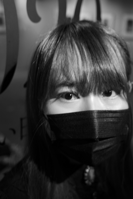 マスクが当たり前の時代。それを憂う声もあるだろうけど、鼻と口が隠れることで、目の表情がとても印象的に感じられるようになった<br><span class="fnt-85">RICOH GR IIIx／40mm／プログラムAE（F2.8、1/50秒、－2.0EV）／ISO 200／オートWB／モノトーン</span>