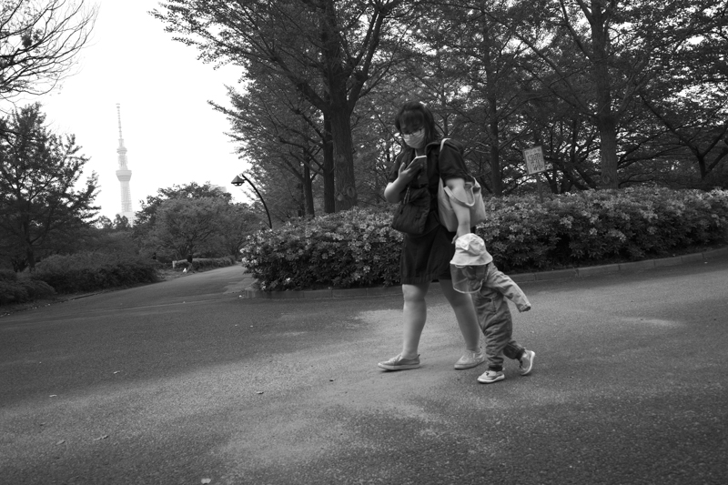 マスクが当たり前の時代。小さな子どもがフェイスシールドをしている姿を見ると心が痛む。早く日常が戻ることを祈って<br><span class="fnt-85">RICOH GR III／28mm／プログラムAE（F4、1/250秒、－1.7EV）／ISO 100／オートWB／モノトーン</span>