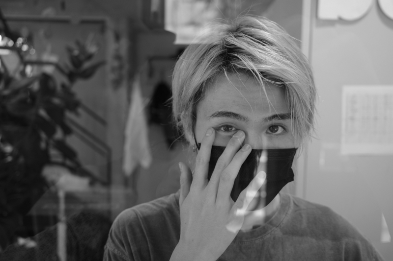 カメラマンは女性でも男性で関係なく美しいものに弱い。GRIIIxの40mmは会話をしながら、片手で撮影できるのが魅力だ<br><span class="fnt-85">RICOH GR IIIx／40mm／プログラムAE（F2.8、1/60秒、－0.7EV）／ISO 100／オートWB／モノトーン</span>