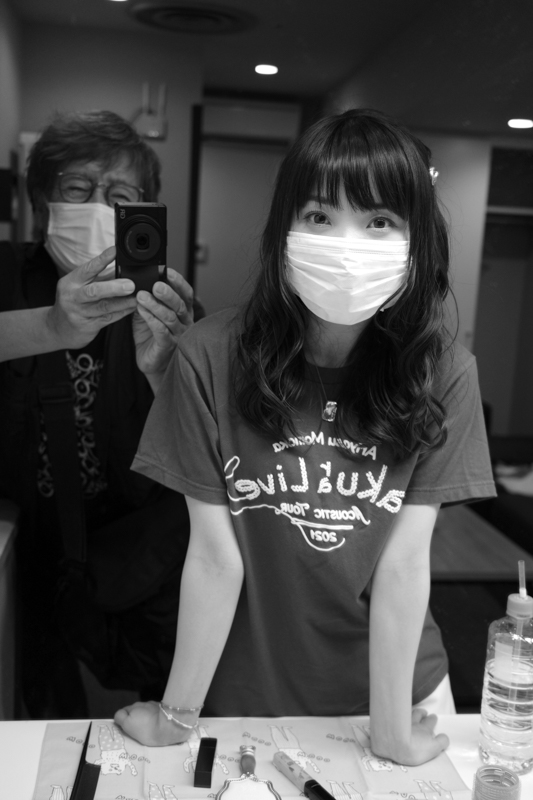 コンサート直後の楽屋で。常に新たな表現に挑戦している姿に誰もが胸打たれる<br><span class="fnt-85">RICOH GR IIIx／40mm／プログラムAE（F2.8、1/40秒、－0.7EV）／ISO 400／オートWB／モノトーン</span>