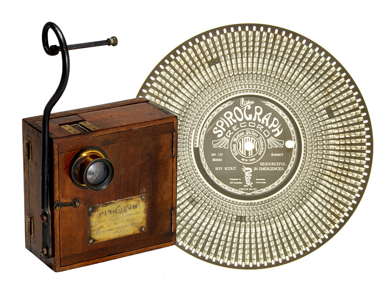 左：世界最初の投影式映画機材「シネマトグラフ」1895（明治28）年 フランス　右：らせん状に画像を記録する「スパイログラフ」用の円形フィルム 1921（大正10）年 アメリカ