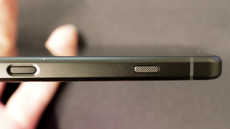 Xperia 1 IIIのシャッターボタン。凹凸のある綾目模様のパターンが施されている