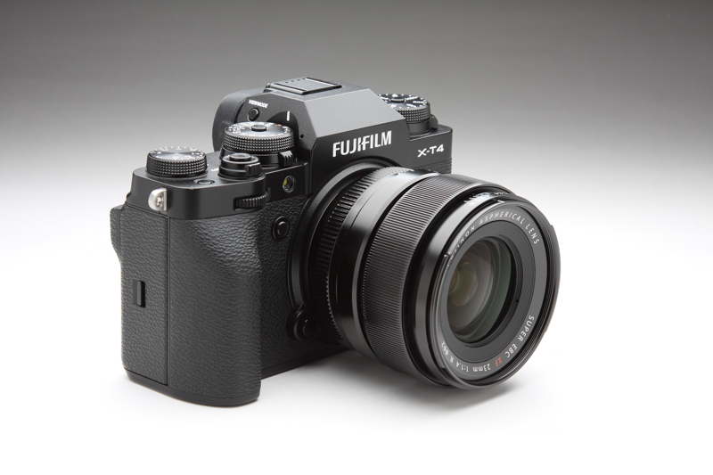 写真左は「XF23mmF1.4 R LM WR」、右は従来モデルの「XF23mmF1.4 R」。新しいレンズは旧モデルにくらべ鏡筒が細く全長が長くなっていることが分かる。ちなみにフィルター径は旧モデルが62mmであるのに対し、新モデルは58mmとしている。