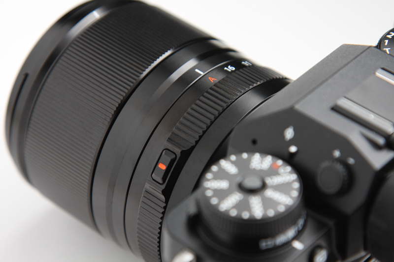 Aポジションはセットするとロックがかかる仕様で絞りリングが意図せずに動いてしまうことを防止できる。XFレンズシリーズではリニューアルされた広角ズームレンズ「XF10-24mmF4 R OIS WR」で初めて採用。後続のレンズで基本仕様となっている。