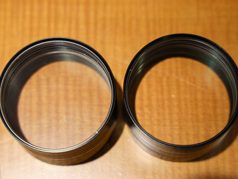 10枚のプロテクトフィルターを重ねた従来の多層膜（左）と、中8枚にASCをコーティングしたもの（右）。ASCを採用している方が白っぽさが少なく、反射が抑えられているのがわかる