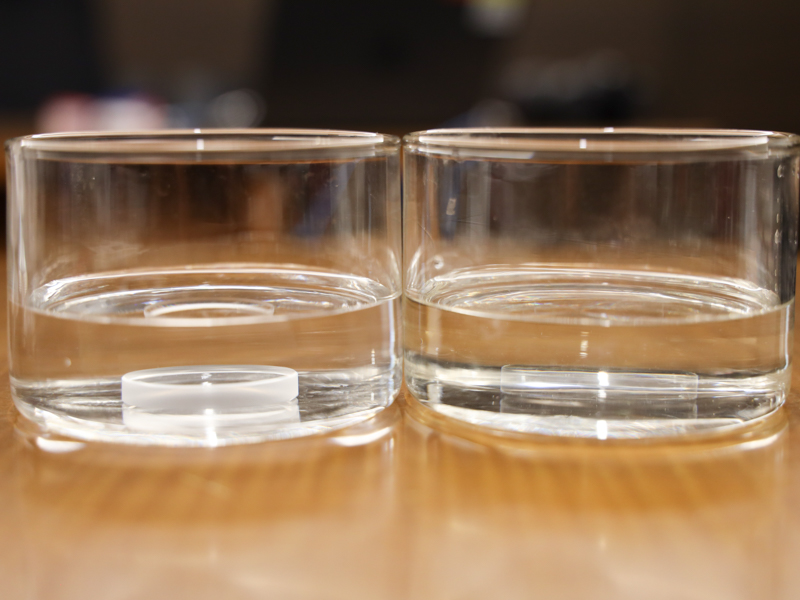 水と砂糖水を利用した反射実験の様子（記事中）