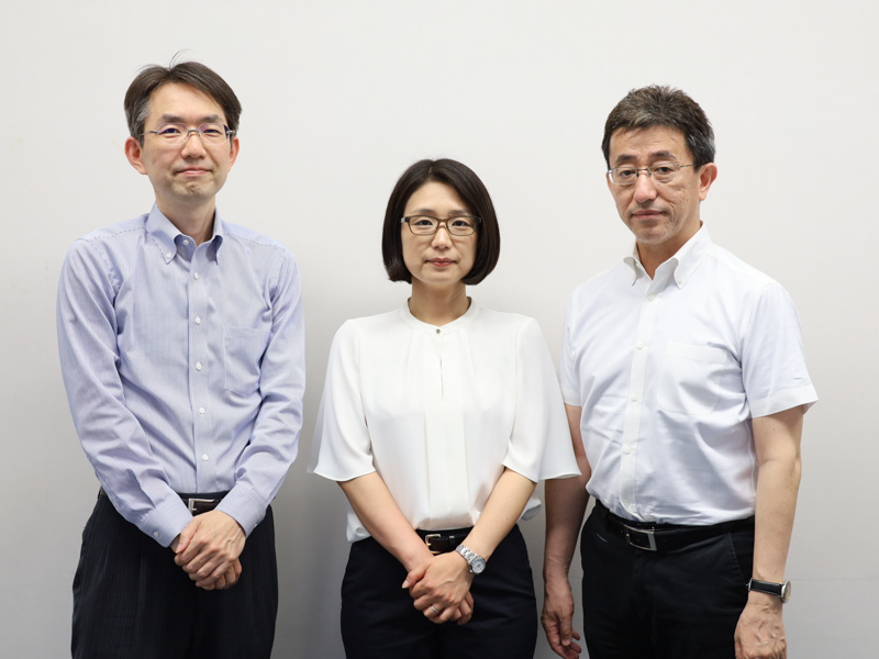 キヤノン株式会社イメージコミュニケーション本部　光学技術統括開発センター 奥野丈晴主幹（左）<br>キヤノン株式会社イメージコミュニケーション本部　光学技術統括開発センター 内田和枝氏（中）<br>キヤノン株式会社イメージコミュニケーション本部　光学技術統括開発センター 中井武彦部長（右）