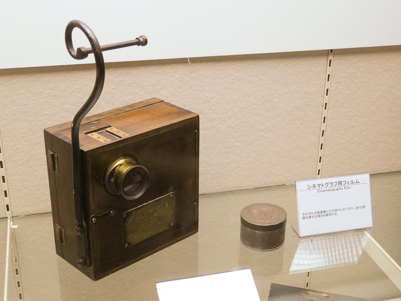 35mmフィルムの撮影・投影が可能な「シネマトグラフ」（1895年）。カメラの背面から照明を当てることで投影した。